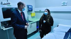 "El Estado tiene el deber de respaldarlos": Ministro Arrau visita a funcionaria PDI que frustró asalto y a carabineros heridos en Lo Espejo