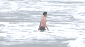 Pese a las advertencias: hombre ingresó a bañarse en La Serena en plena amenaza de marejadas