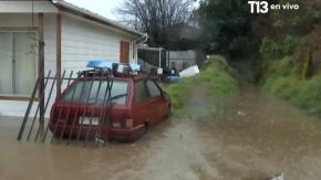 Dos casas anegadas por desborde de canal en Quilpué
