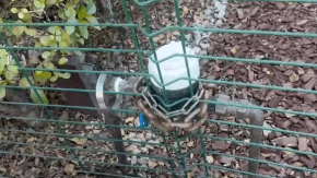 Aburridos de los reiterados robos: vecinos optaron por encadenar medidores de agua