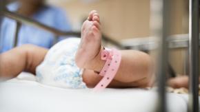 Madre vendió a su hija por $20 mil en Bolivia: La bebé falleció por neumonía tras ser usada para pedir dinero