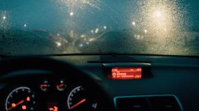 Deja de sufrir con los vidrios empañados de tu auto durante la lluvia: Este truco te ayudará (y lo que JAMÁS hay que hacer)