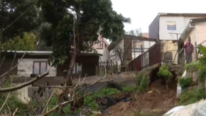 Casas en peligro por deslizamientos de tierra en pleno sistema frontal en Viña del Mar 