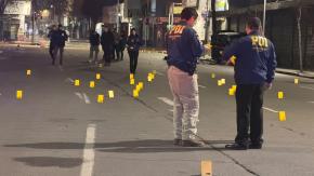 Doble homicidio en barrio 10 de Julio: atacantes dispararon cerca de 100 veces contra un vehículo