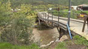 35 familias siguen aisladas tras caída de un puente en Quillón