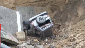 Auto cayó en socavón de más de cuatro metros de profundidad en Constitución