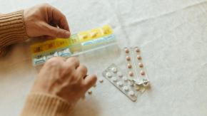 ¿Usas pastilleros? Aprende cómo almacenar tus medicamentos correctamente según el color de cada envase