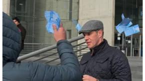 VIDEO | "¡La U no tiene precio!": Hinchas increpan y lanzan billetes a Clark en el Centro de Justicia