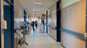 Presentan querella contra médica del Hospital de Los Ángeles: paciente fue por cálculos biliares y le deberán amputar manos y pies