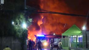 Gigantesco incendio se registra en empresa en Quilicura Gigantesco incendio se registra en empresa en Quilicura