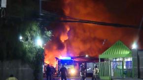 Gigantesco incendio se registra en empresa en Quilicura