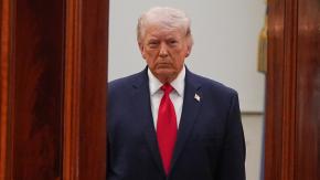 Trump dice que el estrecho de Ormuz se abrirá "muy pronto" o Irán será "golpeado muy duramente"