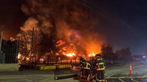 Sumarios anteriores y prohibición de funcionar: Autoridades revelan nuevos antecedentes sobre incendio en Quilicura