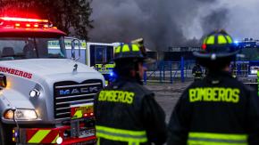 “La columna de humo debemos considerarla tóxica”: Las recomendaciones para cuidar la salud por incendio en Quilicura