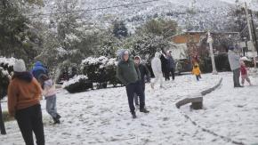 ¿Nieve en Santiago? Anuncian nuevo sistema frontal a partir de esta noche y advierten sobre su principal característica