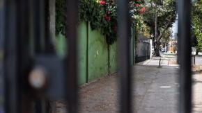 Ordenan sacar rejas que pusieron en pasaje de Maipú: vecino que requiere diálisis acudió a la justicia 