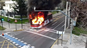 Fuego afecta a bus eléctrico en Providencia: Bomberos despliega operativo