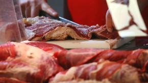 Cientos de camiones varados en frontera: inquietud por bajo stock de carne importada 
