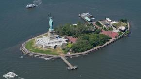 Tragedia en Nueva York: Mujer de 27 años y bebé de 5 meses mueren tras volcar barcaza