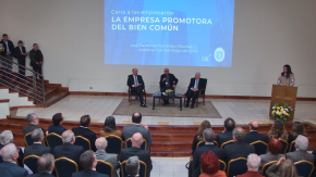 "Hay mucho interés de saber cómo seguir adelante": El mensaje del cardenal Chomali en encuentro con empresarios