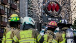Bomberos descarta lesionados tras emergencia en estación Santa Ana: corte en baterías habría originado el fuego  
