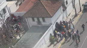 Denuncian disturbios en la embajada de Haití: Personas ingresaron a la fuerza al recinto