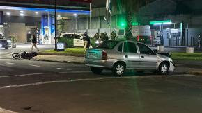 Investigan cuál de los dos cruzó en rojo: Motoclista falleció tras impacto con automóvil en Santiago Centro