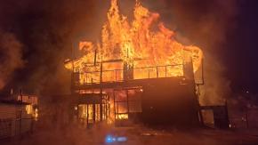 Incendio destruye por completo cuartel de Bomberos en comuna de Los Lagos: una persona murió