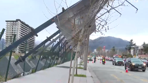 Gigantografía publicitaria queda a punto de caer tras ráfagas de viento y genera congestión en Vitacura