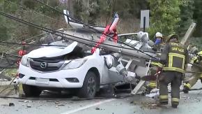 Rescatan a hombre que quedó atrapado en su vehículo tras caída de postes del tendido eléctrico en Vitacura