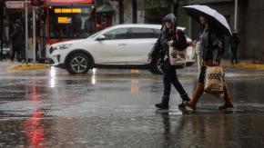 "Se va a intensificar un poco": Pronostican pulso de precipitación para este miércoles en Santiago y estos serían los horarios de la lluvia