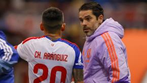 ¿Quiebre en el camarín de la U? Aseguran que Aránguiz se molestó con Gago en el Superclásico