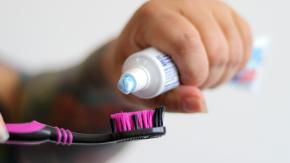 Sangrado de encías e inflamación: cómo reconocer una gingivitis y cuándo se debe consultar al dentista 