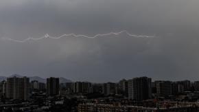 Emiten alerta meteorológica por tormentas eléctricas en la región Metropolitana: cuándo se registrarían