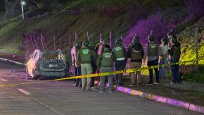Encuentran auto en el que habrían escapado sujetos tras asesinato de carabinero en Renca: estaba totalmente incendiado