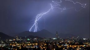 Tormenta eléctrica y lluvia este viernes en Santiago: detallan a qué hora sería y cómo estará el fin de semana en la capital