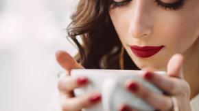 Reconocida marca de cosmética lanza labiales inspirados en populares cafés: prometen evitar la clásica mancha en el vaso