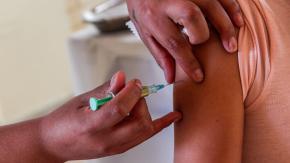Expertos recalcan la importancia de la vacuna del VPH: "Los hombres están expuestos a factores de riesgo que facilitan la infección persistente"