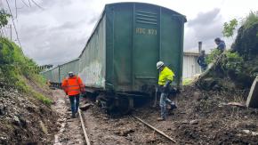 Tren de carga descarriló a metros de viviendas en Lota: Rotura de matriz dejó parte de la comuna sin agua
