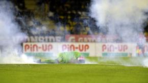 Por bombas de estruendo que le cayeron al arquero Bravo: Se suspendió Coquimbo - Huachipato