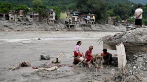 Balance de víctimas en Nepal se dispara en medio de un desastre "inimaginable": van más de 900 muertos