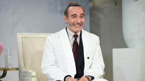 Tras polémica por dichos antisemitas y racistas: Diseñador John Galliano renuncia a homenaje en la Met Gala