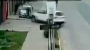 Hombre lanzó auto a delincuentes para defender a su pareja de asalto