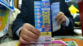 Una bolsa y 25 papeles: El "secreto" del hombre de 74 años que ganó más de $8.500 millones en el Kino