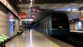 Metro de Santiago cierra cinco estaciones de Línea 4 por emergencia médica: Revisa el estado de la red