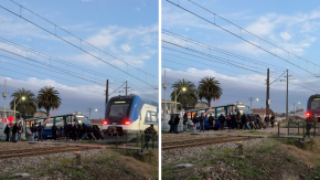 VIDEO | Micro quedó en panne en medio de línea del tren en Talcahuano: pasajeros empujaron el vehículo