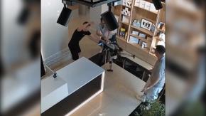 VIDEO | Lo empujaron y se enojó: Robot da la vuelta al mundo por su reacción lanzando patadas en una tienda de Rusia