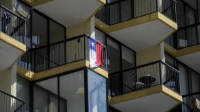 Banderas en edificios: La principal norma para instalarla si se exhibe al exterior y qué debe hacer cada departamento