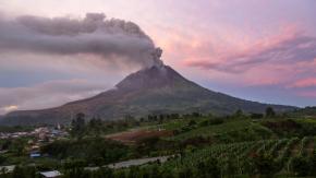 Indonesia cierra ocho aeropuertos tras nueva erupción del volcán Krakatoa: Hay más de 150.000 pasajeros varados