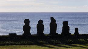 Armada detecta gigante flota china pescando cerca de Rapa Nui
